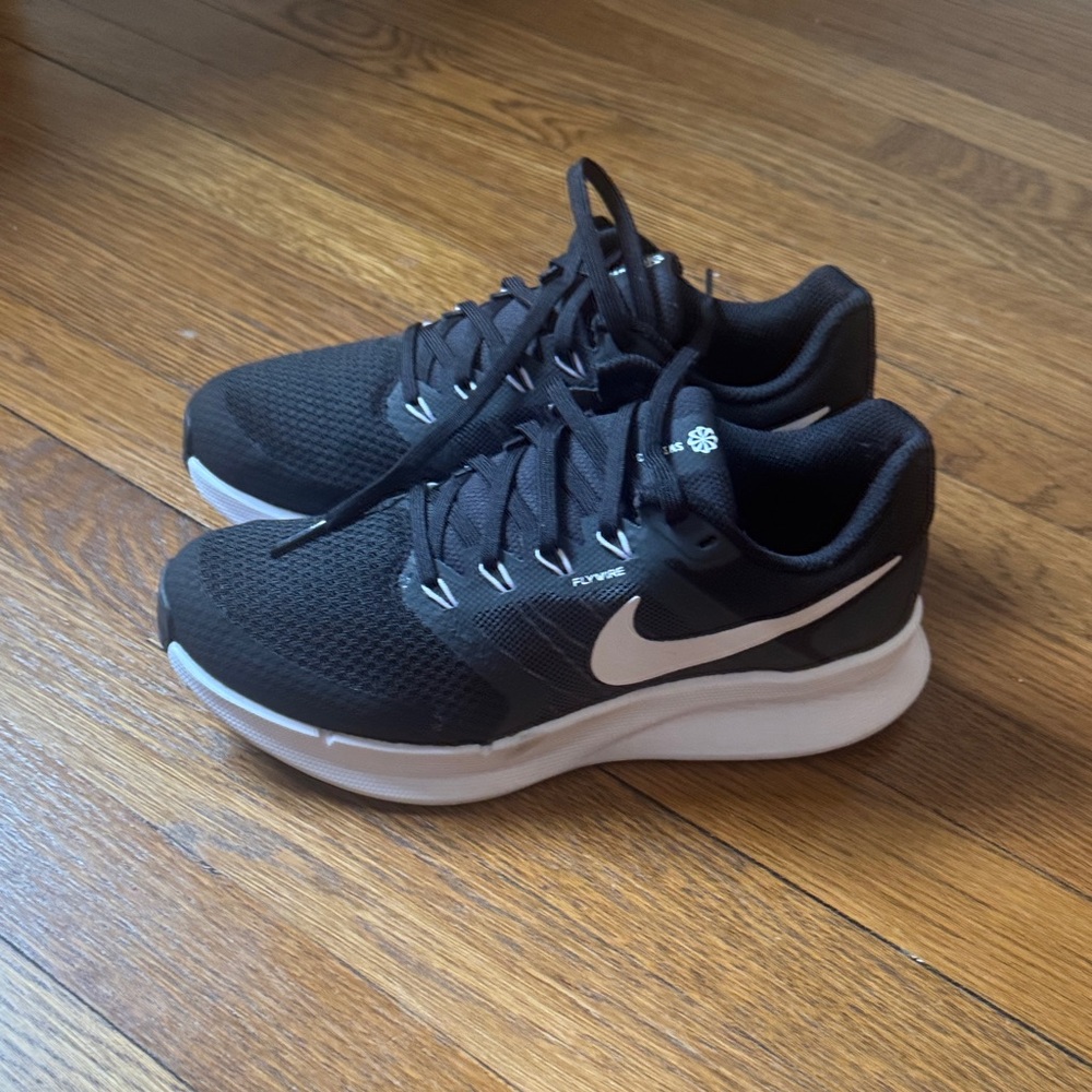 Nike Run Swift 3 women’s Black and White Athletic Sneakers NWT - Picture 6 of 8